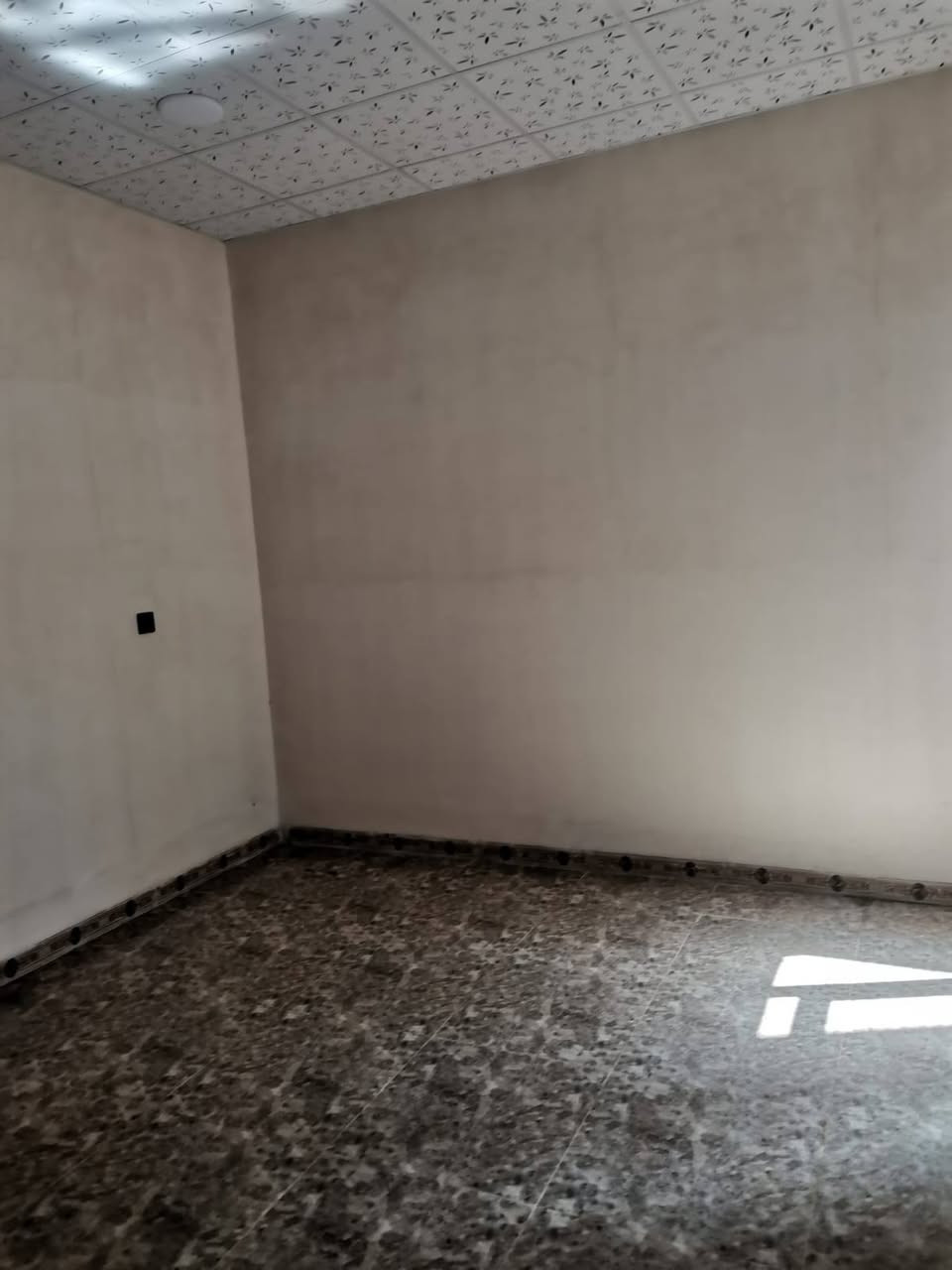 دار للأيجار
 مساحة 100م ارضي 225 الف ايجارة 
قرب مسجد لؤي العزي منطقة 55
للأستفسار الإتصال ***********
