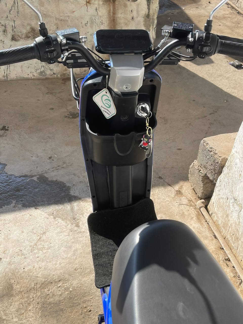 السلام عليكم بايسكل شحن للبيع
R9
موديل 2025 
مستخدم شهر فقط 
السرعة 109
4 تبديلات 
تشغيل ع بصمه وصويج و كارت 
بطاريات 5 شرط ع فحص جدد 👉 
السعر 420 وبي مجال قليل 👉
مكاني الشرقاط قرب كراج الشرقاط 
رقم الهاتف ***********
