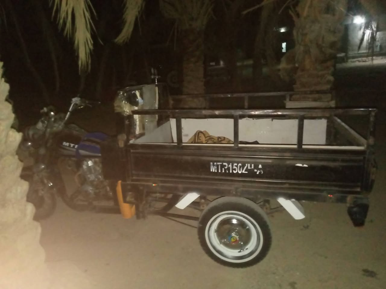 السلام عليكم ستوته للبيع اوراق أصولي 2014 تخم تاير محرك نضيف شاصي مكفول كهربائيات جاهزه ستوته جاهزه ما نقصه شي السعر  مليون 400 وبيه مجال حك الجيه المكان السماوه الرميثه الرقم ***********
