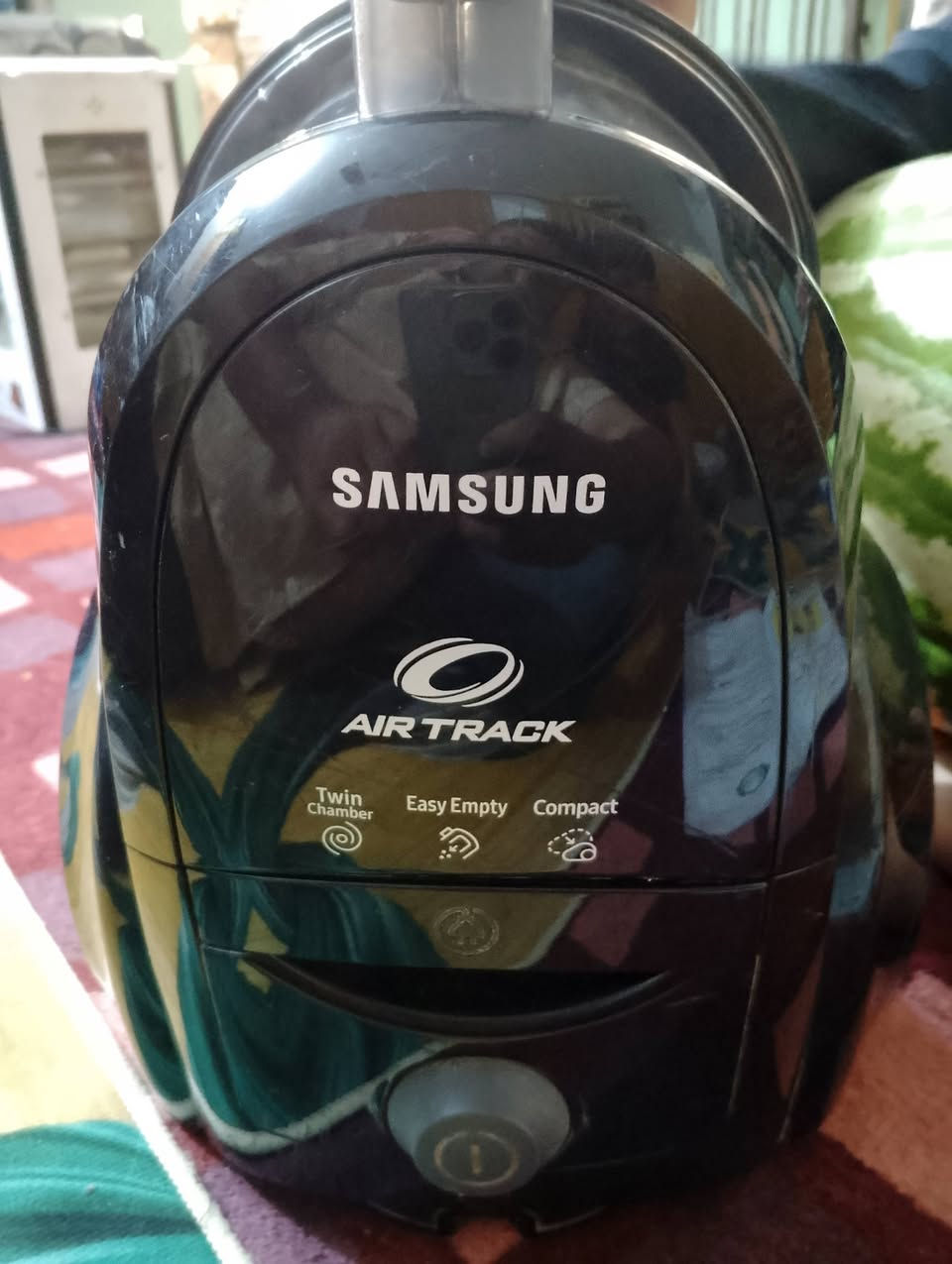 السلام عليكم مكنسة كهربائية للبيع ماركة سامسونج الأصلية بالة عالفحص بلادي السعر 50الف حلة الثورة ***********
