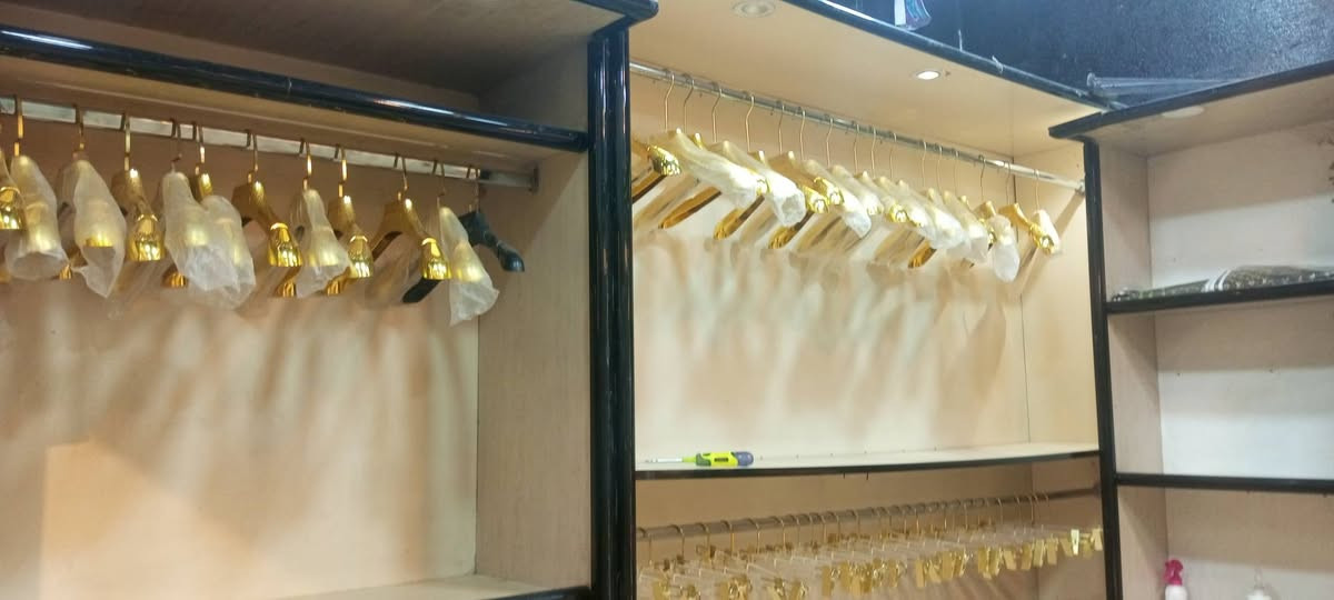 ديكور ملابس ٤ قطع للبيع كامل انارة وترتيب اليفيدة يراسلني واتساب ***********
