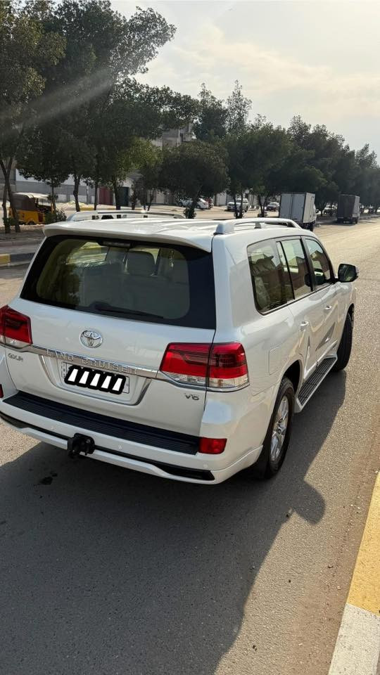 ﷽
السلام عليكم 
للبيع
تـويـوتـا لاندکروزر مــــوديل 2016 بريم اصل 
سيارة كلش نظيفة ومابيها اي نقص جاهزة من جميع النواحي وبالعافية ع تكون من نصيبه 

________👇🏻المـواصـفـات👇🏻_____________

رقم بغداد  بأسمي شخصياً 
 بــصمة تـشغيل
 فــتحة في الـسقف
 دفـع ربــــاعي 4WD
 ثلاجة 
 شـــاشة
 كاميرا 
 عدد 3 صفات 
 حساسات أمامية و خلفية 
 مـثبت سـرعه
 مانع انزلاق 
 تـحكم كامل فـي الـمقود
 اشاير فـي الـمرايا 
 اطارات جديدة 
 مـحرك و كـير ورباعي و صالة  تـمام الـتمام
 الـسياره بحـالة ممـتازه جـداً  
 لا يوجد بها اي عيوب 
(ملاحضة ) 
السياره عليه سيرفس كامل من نوزلات ومجاول 
و جك وبلكات وغرف احتراق ودكشن وحساسات  ودهن وفلتر من جميع النواحي وحداديه 
السيارة نظيفة بمعني الكلمه محرك كير حداديه كرهبائيات كله بشرط سياره مابيه اي نقص يذكر 

لاستفسار الاتصال 
السعر. (.اتصل وبيك خير ودلل.)‏
 ( ***********) واتساب 
تحياتي لجميع 🌹 🌸
