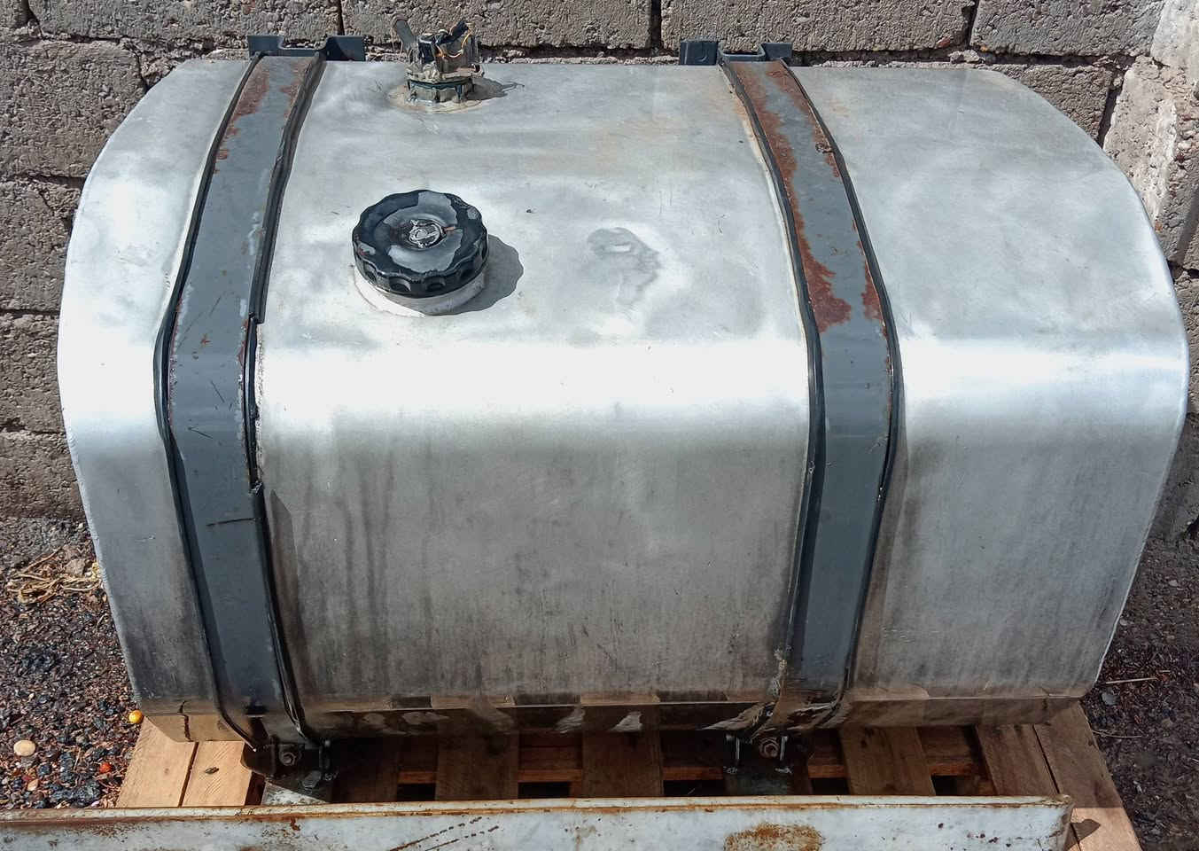 تانكي كاز للبيع مكفول من ضربة وزرف 390 لتر ///// ***********
