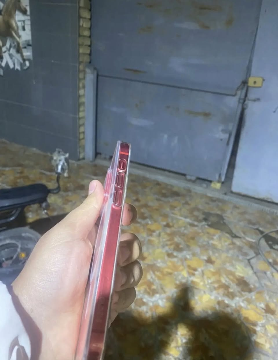 سلام عليكم
ايفون 12عادي 
مبدل شاشه وبي فطر مابين 
بطاريه 77
سعره 220 قفل 
رقم ***********
