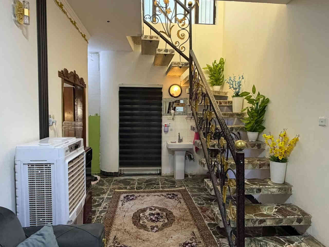 🏠 / دار للبيع مساحه ١٥٠ م طابو زراعي سند 

               واجهه ١٠ م / نزال ١٥ م 

🧱 بناء نظيف بحاله جيده 

الطابق الاول / مطبخ . أستقبال . هول . غرفه . مجمع صحيات . كراج 

الطابق الثاني / غرفتين . بيتونه . مجمع صحيات 

🌍 الموقع / بستان الحلو خلف المنزل 

للأستفسار أكثر مراجعة مكتب 
#عقارات_أراضي_بابل_الخضراء للمقاولات العامه والتصاميم الهندسية 
شارع ٦٠ .. عمود ٣٠٠ .. مقابل أستدارة علي بقلي 
الشيخ حازم 
وسام محمد 
أبو حيدر / ***********
