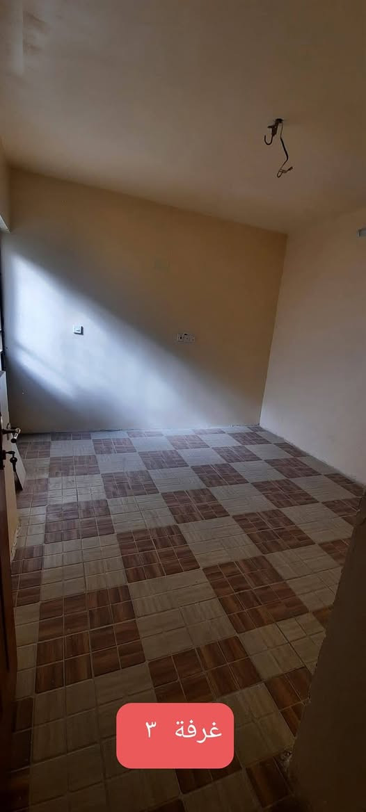 السلام عليكم 
بيت للايجار في منطقة الاعظمية شارع سهام 
البيت يحتوي على مدخلين 
الطابق الارضي يحتوي على صالة ومطبخ وغرفة نوم وخدمات 
الطابق الثاني يحتوي على غرفتين وبالكون 
الطابق الثالث سطح 
علمآ ان البيت يحتوي على ماطور ماء وسخان وخط مولد 
السعر ٧٥٠ وبي مجال للاستفسار ***********
