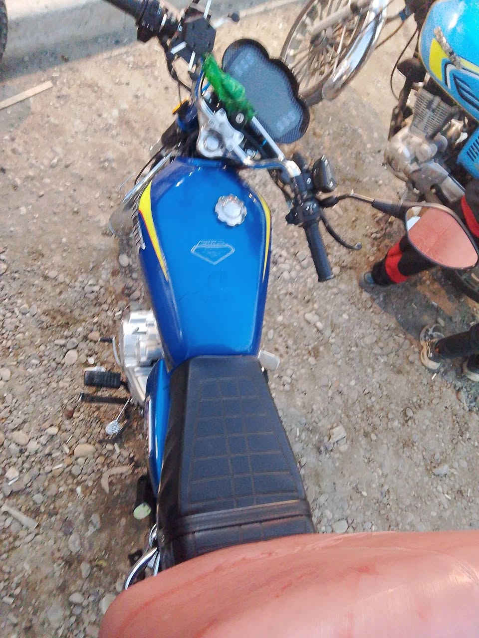 سلام عليكم سيفان موديل 25 فول وراق كامله سعر ٨٠٠(***********)
