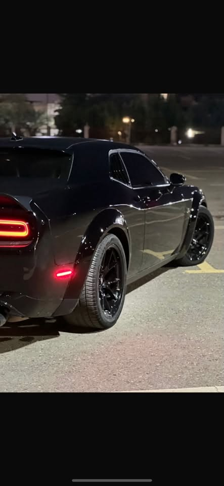 🔥 للبيع — Dodge Challenger 6.4 392 Shaker

للبيع دوج تشالنجر 6.4 392 Shaker، سيارة عضلات أمريكية حقيقية ومواصفات عالية، مناسبة للّي يعرف قيمة الـ Challenger ويبحث عن سيارة مميزة وقوية.

🚘 المواصفات:
• المحرك: HEMI V8
• السعة: 6.4 لتر / 392
• القوة: 485 حصان تقريباً
• العزم: 644 نيوتن متر تقريباً
• دفع خلفي RWD
• قير أوتوماتيك 
• فئة Shaker
• [لون اسود  ]
• [موديل 2022]
• [ماشية 40،000 كيلو ]
• [وارد امريكي ]
• [جاملغ وبنيد ]
• [اظافات لد لون احمر كزوز كورسا وتيزر 
• ⁠
السيارة نظيفة ومعتنى بيها وقوتها وأدائها معروفين، وصوت الـ V8 وحده قصة 🔥

📍 الموقع: [بغداد]
💰 السعر: [$25،500]
📞 للجادين فقط: [***********]

المعاينة خير دليل، والبيع عن قناعة.
