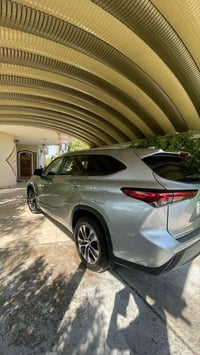 هايلندر 22 للبيع    ضررها   بارد بلبنيد  حك٣ اصابع  السياره XLE  فول م...