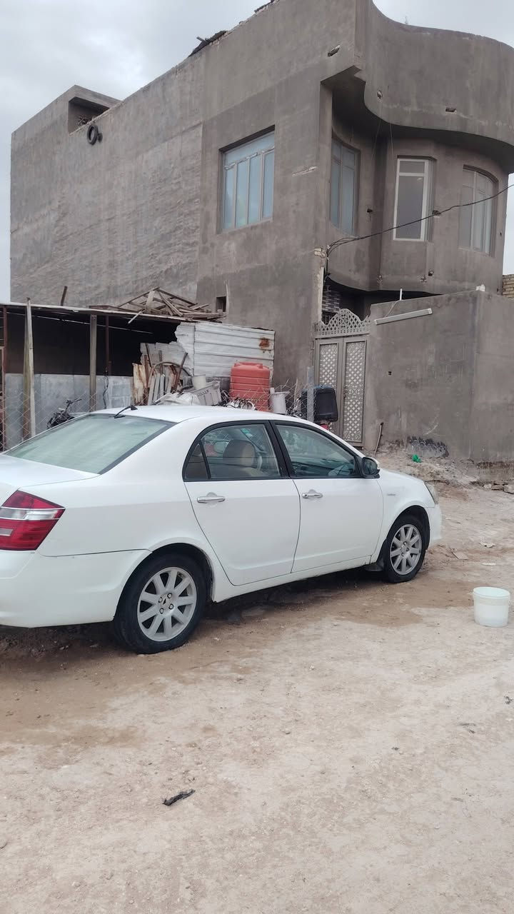 سلام عليكم حبيبي هاي سيارة نوع جيلي موبل 2013 سيارة نضيفة دواخلها حلوة كشرها نضيف ضربتها جاملغ تبريد شغال ثلج تدفئه شغال حساسات شغاله سيارة كير عادي 
وتوني هازها سيارة نضيفة تجي بعينك وتشوف مكانها السماوة بالولاية رقمي بي *********** تكدر تراسني وتعرف تفاصيلها كامله
