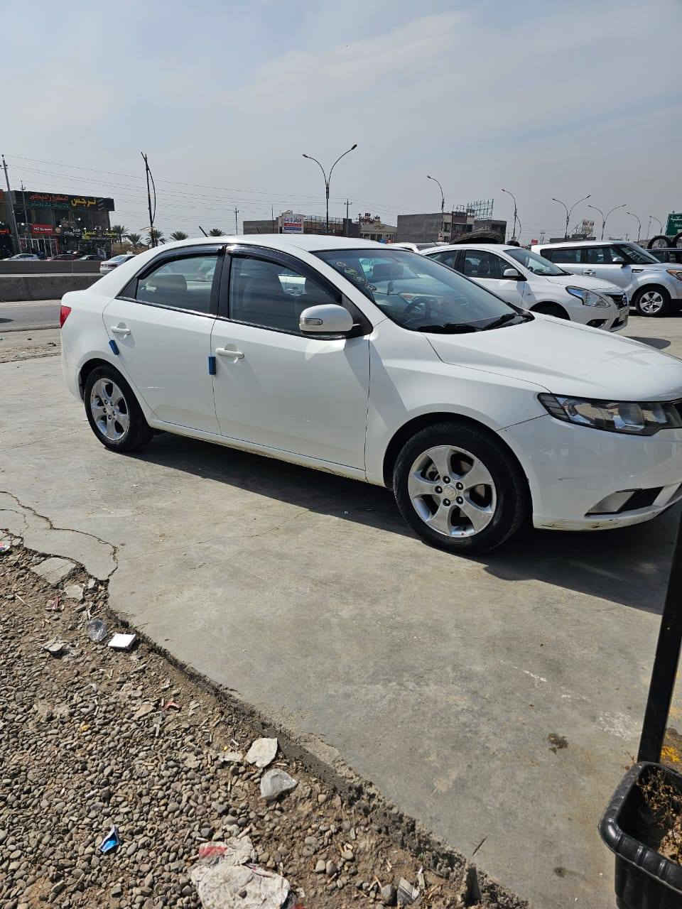 السلام عليكم ( رجائاً ماعجبتك السيارة اعبر المنشور )
سيراتو خليجي رقم بغداد الانكليزي بأسمي 

مكفولة عدى بارد جوه قبق البانزين وما مصبوغ 

بيها سونارات 2 مرفقات بالمنشور 
السيارة جديدة بمعنى الكلمة ماشية ( 113 الف ) كم حقيقي 
كير ومكينه شرط 
تبريد ثلج 
مكينتها 1600 دوش 
بالواقع احلى من الصور 
مكاني بغداد مجمع بسماية 
السعر 113 ورقة
***********
