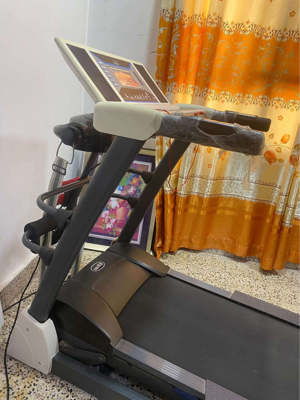 🚨 فرصة لعشاق الرياضة والرشاقة المنزلية🚨
للبيع جهاز ركض كهربائي (Treadmill) من الماركة المعروفة IUBU، بحالة جيدة الجهاز يمثل صالة رياضية مصغرة متكاملة في البيت ومثالي جداً لحرق الدهون واللياقة البدنية.

 4 تمارين في جهاز واحد متعدد الوظائف لا يقتصر على المشي والركض فقط، بل يحتوي على جهاز مساج كهربائي خاص بحزام (لتفكيك الدهون ومساج الظهر والبطن) بالإضافة إلى مقابض مدمجة لتمارين البطن والضغط.
 شاشة ديجيتال متطورة: تعرض لك كافة تفاصيل التمرين بدقة (السرعة، الوقت، المسافة، السعرات الحرارية المحروقة، ونبضات القلب).
 لوحة تحكم ذكية: تحتوي على برامج تشغيل وتدريب متعددة تناسب جميع المستويات، ومفاتيح سريعة للتحكم بالسرعة.
 أمان عالي: مزود بمفتاح الأمان الأحمر للفصل الفوري عند الطوارئ لحماية المستخدم.
 الماطور قوي ويتحمل الأوزان العالية
السعر 300 الف وبي مجال 
العنوان الموصل موصل, نينوى


**إذا كنت صاحب هذا الإعلان وتريد حذفه لأي سبب، رجاءا أرسل رسالة إلى الدعم الفني**