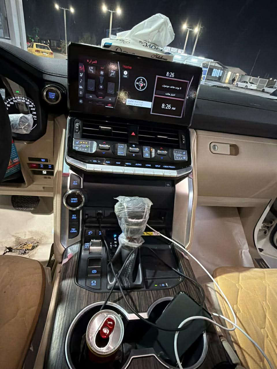 السلام عليكم 
لاندكروز VX مكينه 4000 السياره ساز خير من الله فول الفول كفاله عامه ماشيه 35 كيلو متر حقيقي 
السياره بسمنه سنويه وهزه جديد 
تايرات الشركه بيه 
وملاحظه للسياره ما متواجه على الفيس 
بس على الهاتف تحب تفاصيله اكثر اتصل على هذه الرقم 
***********
