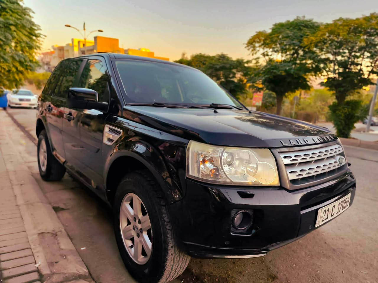 ***********
لاندرۆڤەر مۆدێل 2012
گێڕومەکینە بەشەرت کرانەوەو بوغاریشی نیە
مەکینە 20 زنجیری مەرغوبە 
لێدراوی هیچ پێوەنیە بۆیاغی نیە
دەبڵ ئاکسل و هەموو کارەبایاتی ئیشەکات 
هەموو گیانی لەسەر دەقی شەریکەیە
سەنەوی تا2028 مانگی دە تازەیە 
غه رامەو تحویل بەشەرت 
سعری 90 گەڵا
لە سلئمانئم لە راپەرین السليمانية, العراق
