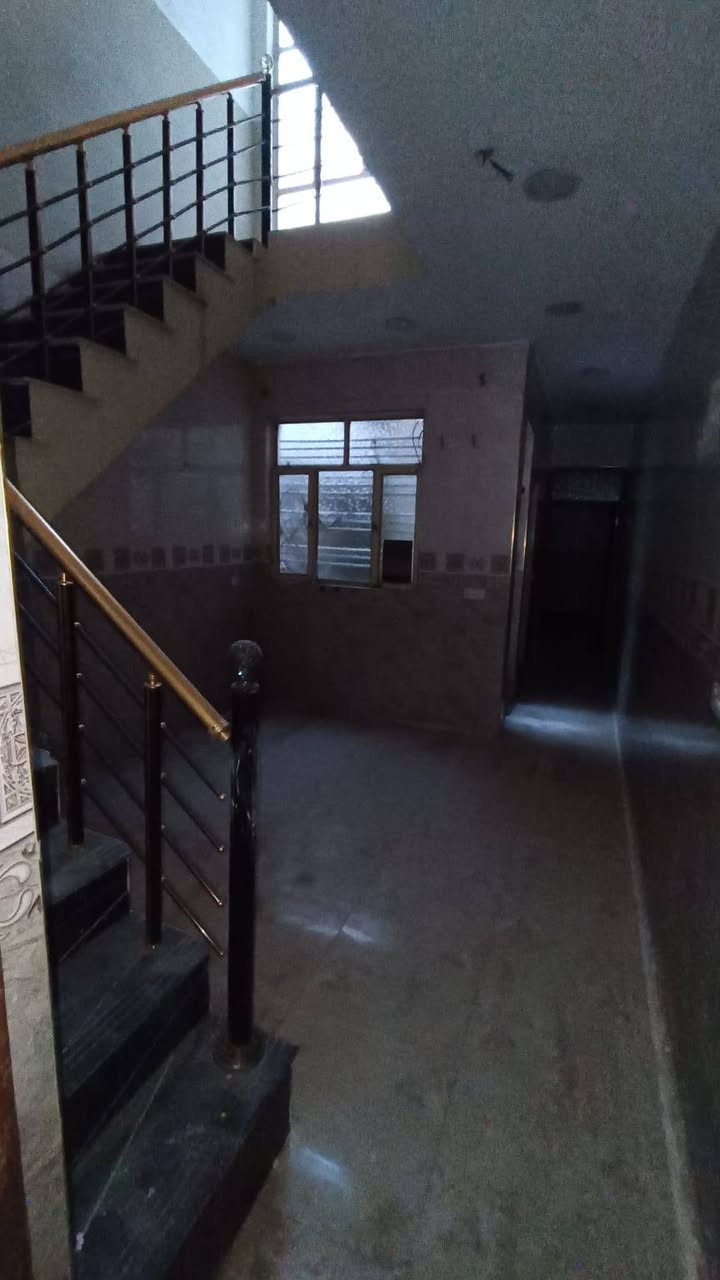 ​🏠 دار للبيع (طابق ونصف)
الموقع: بغداد،حي البساتين، شارع الدكتور أحمد الوائلي.
المساحة: 75 متر.
​تفاصيل الدار:
​الطابق الأول: استقبال + حولي + غرف نوم + صحيات.
​الطابق الثاني: غرفة نوم أمامية + صحيات + سطح خلفي.
✅ بناء مرتب واستغلال ذكي للمساحة.

📞 للتواصل: (***********)
