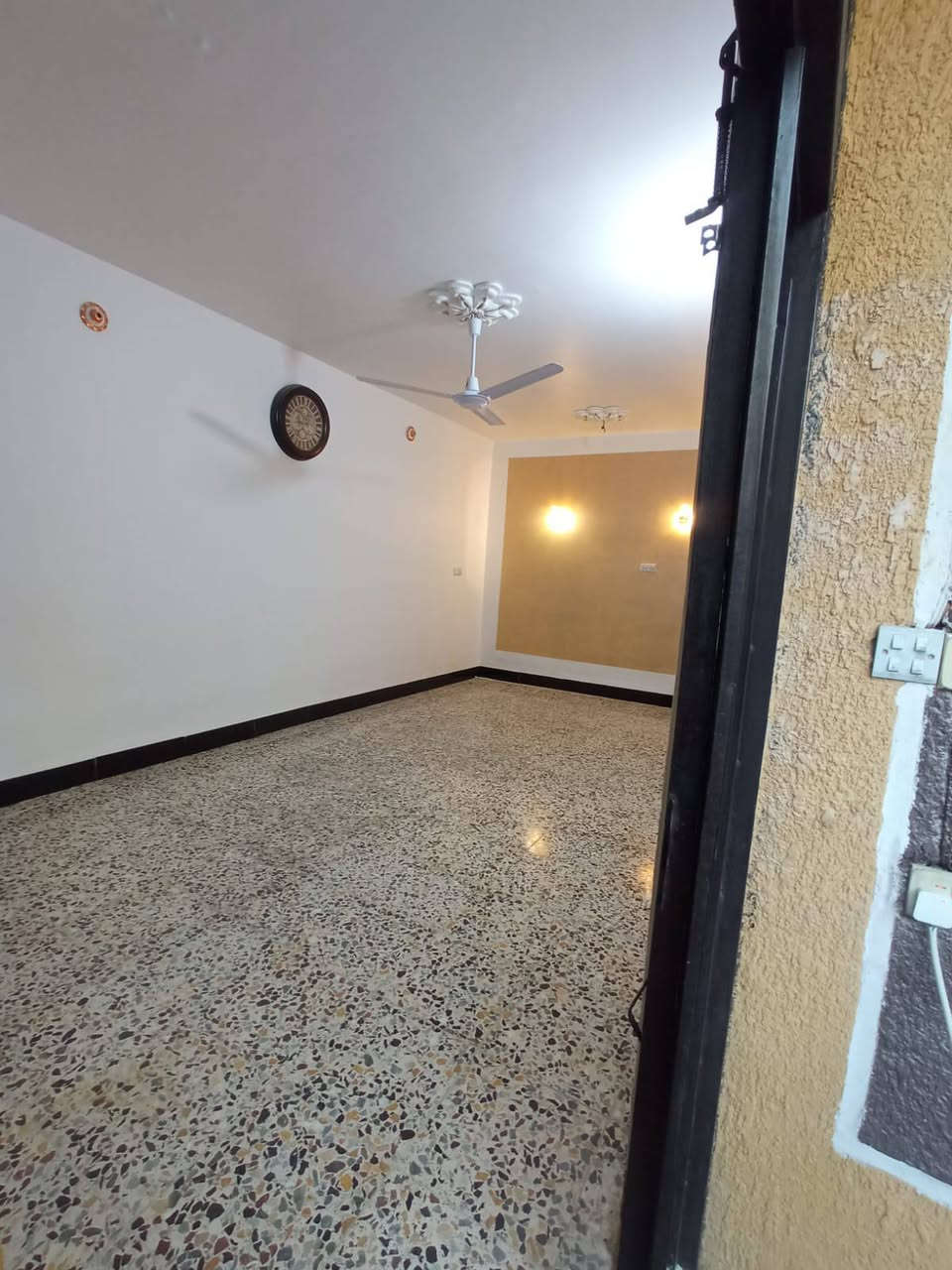 السلام عليكم دار للبيع  100م
ركن طابق واحد واجه 7نزال14استفسار***********
