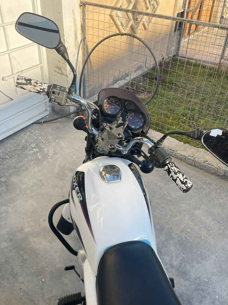 السلام عليكم  بوكسر كلاسك موديل ٢٠٢٣ للبيع
سنويه وارقام انكليزي ب اسمي تحويل مباشر
الدراجه قبل ٦ اشهر منزلهه من الشركه بعدهي نظيفه ع ايدي ممبدل بيهه اي شي 
كلشي ع تفاصيل الشركه وكامله متصرف عليهه ربع
مكينه خرسه شلعهه بنزات كلجات كلهه نظيفه وجاهزه تاخذهه كبل صندوك وللشارع

الدراجه كامله من كهربائيات كلها 

الدراجه نضيفه نظافه ٩٥٪؜ الصور كدامكم وتجي تشوفهه وتعرف احلى من الصور 
رايدهه ب٢٩٠٠ بمليونين و٩٠٠ الف وبيهه مجال بس مو هواي المجال 

مكاني بغداد العامريه للاستفسار *********** 

موجود واتس وماسنجر
