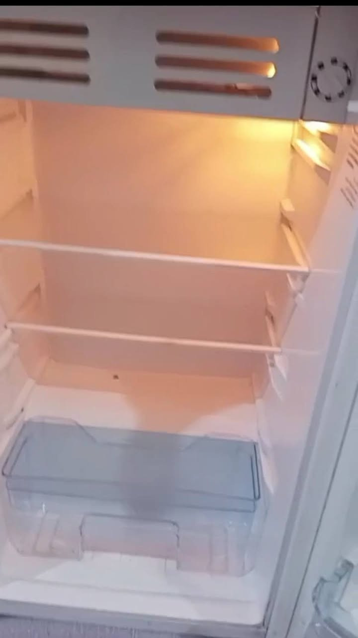 ثلاجه مستخدمه قليل ونضيفه
بسعر مناسب يريده بخدمته

هذا رقمي
***********
