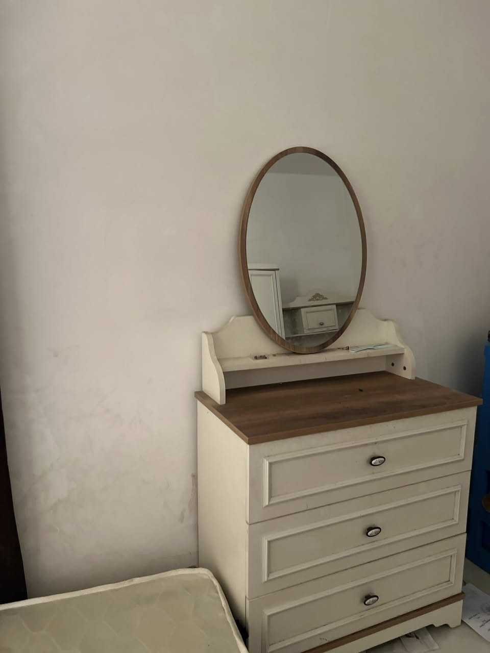 غرفةة نوم شبابية وبناتيه ومجموعة اغراض اسعار مناسبه راسلني وتدلل مكاني حي الجزائر او اتصل ***********
