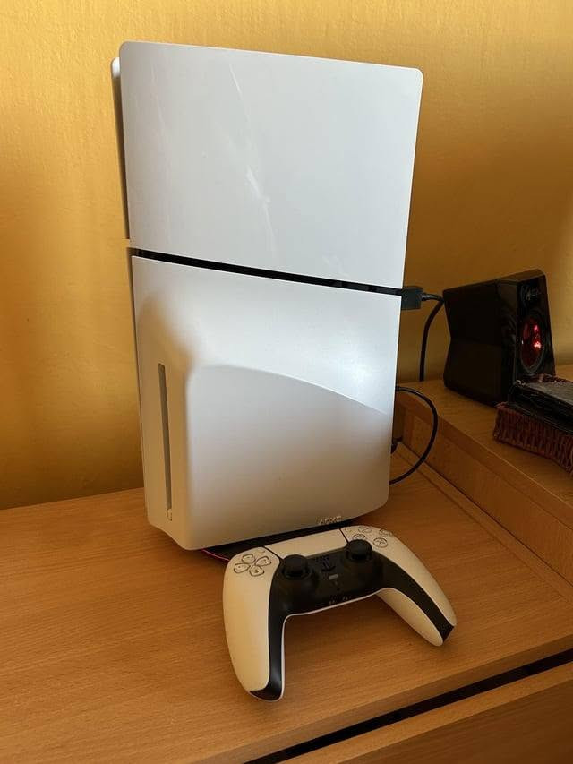 بلي ستيشن 5 سلم امريكي (UK) 1 تيرا.
السلام عليكم

🎗️بلي ستيشن 5 سلم PlayStation 5 Slim 1TB🎗️

التفاصيل و الملحقات:مستخدم قليل جدا

🎗️الجهاز: نظافة حوالي 99% واكثر.
جوستك اصلي ابيض: نظافة  100%.
كيبلات الجهاز: كيبل التشغيل + كيبل ال HDMI الاصليات.
كارتونة الجهاز:متوفره
النظام: 13.30 اخر تحديث اونلاين
✅كامل الملحقات

💎السعر: 700 الف .

توصيل: متوفر.
مكاني: واسط العزيزية 
تواصل: خاص او ***********

✨الجهاز غير مفتوح لوك ستيكر ✨
