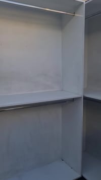 للبيع لوكرات وملحقات  شغل درجة اولى بسعر مناسب كلهن 200 الف وبيهن مجال...