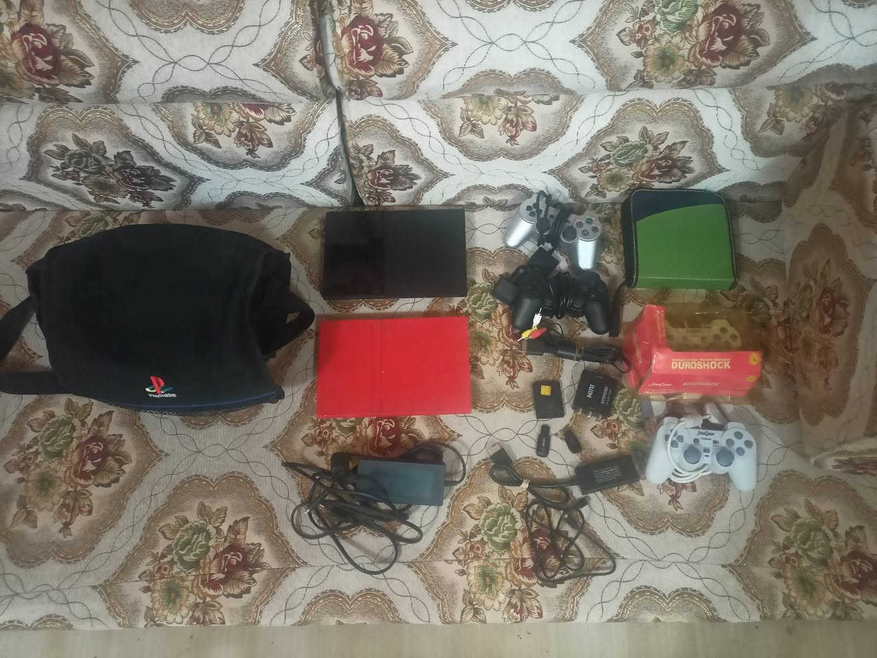 بلي تو عدد ثنين
جويستكات عدد 4اصليات 
تحويلة HD اصلية عدد 2
ميموري وفلاش عدد 2
وحافظ اقراص بيها ما يقارب 24قرص 
وجنطه للبلي وفيشه اي في عدد 3
ثنين تجاري ووحدة بلادية 
الاحمر لونه الاصلي سلفر ومصبوغ مهكر 
وما مفتوع على ايد احد انا مشتغلة بايدي 
الاسود بعدة بالوك شرط ما مفتوح 
السعر 100وبيهن مجال مكاني ميسان العزير ما عندي توصيل 
تريد جهاز واحد ابايعك وسعرة الوحدة حسب الاغراظ التاخذها وياه 
اي استفسار ***********واتساب
