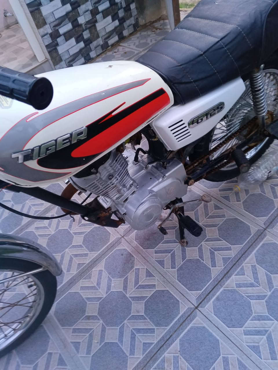 السلام عليكم دراجه تايكر للبيع دراجه حلوه وناعمه كرهيائيات شغاله موديل 2021 مكاني  حله شارع 80 السعر 375 وبيه مجال للشراي يتصل ***********/*********** بيهن واتساب دراجه اوراق
