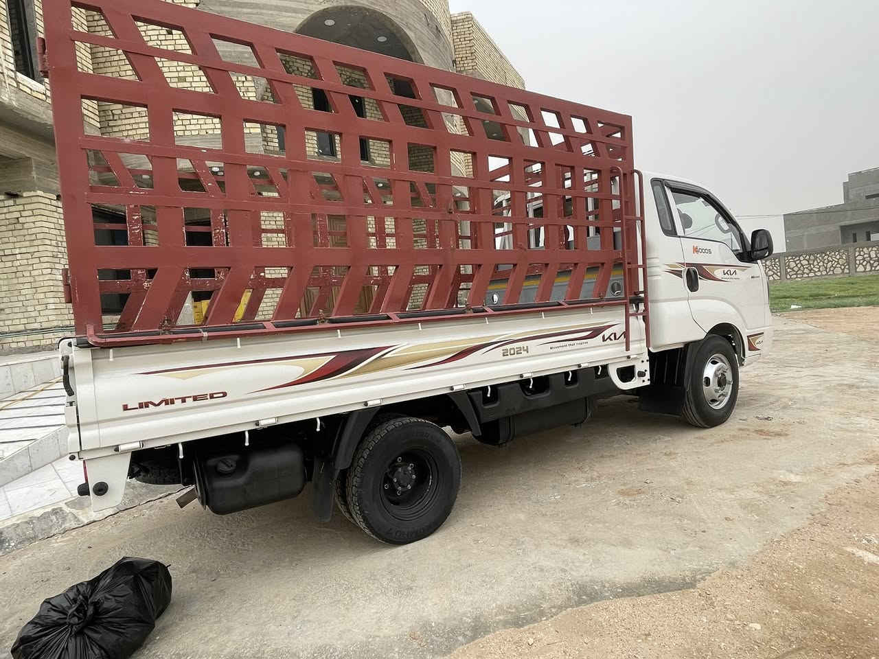 السلام عليكم 
كيا حمل موديل ٢٠٢٤ محرك ٤٠٠٠ مفتوح 
السيارة مكفولة كفالة عامة 
ماشيه ٨٣ الف كيلو متر 
السعر ٢٠٥ وبي مجال للشراي 
المحافظة بابل 
للاستفسار ***********
***********
