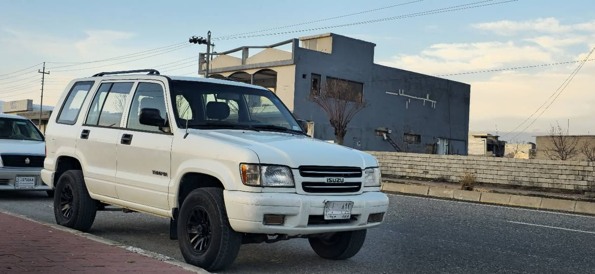 سەرەتا بەناوی خوای گەورە .
‏فرۆشتنی خێرا
‏
‏isuzu ی یابانی بۆ فرۆشتن 
‏مۆدیل 2000
‏فول فول عادی 
‏دەبڵ ئەکسل 4×4 چکنێتە 
‏پێش تەبەڵە
‏تەبرید سارد و گەرم  و مەرکەزی 
‏سپێر لەکۆڵ 
‏کوشین دەفتەری 
‏
‏مەکینەی شەش پستۆنی 3,2 مەکینە
‏
‏مەکینە و گێڕ و دەبڵ گێڕ  دەبڵ ئەکسل بەشەرت 
‏مەکینەی بەشەرتی ئەوەی بوڕغوی بانەدرابێ 
‏سەیارەکە ٢٥٠ هەزار ڕۆشتوە زۆر زۆر خاوێن ماوەتەوەهەموو شتێکی  لەسەر دەقی شەریکە ماوەتەوە 
‏
‏کامل ناو گاحیەی تێگیراوە
‏
‏سەقفو شان و شانسیو پێش و دوای بێ  نوکە دەرزی لێدراوی نیە . بەس لەزگەکانی پێوە سوتابوو شوێن لەزگەکانی  بۆیاغە لەگەڵ دوو پەڵەی گچکە 
‏
‏ناو گێچ و کارەبایات هەمووی  بەشەت 
‏
‏سەیارەکە هی حوکمەت بووە و موزایەدەیە  کتابی موزایەدەی ون بووە بەڵام ماڵی مەدەنی بەشەرت .
‏
‏ هەموو شتێکیم چاک کردووە کامل دەبڵ ئەکسلی تازەیە کلاج و حەینەی تازەیە تاقم پێشو دوای تازەیە تایەکانی خاوێنن .سەیارەکە هیچی نەماوە بی حەیب نەکرێ مەسرەفی چاکی تێدا کراوە هەتا بڵێی ڕێک و پێکە
‏
‏ سیحرەکەشی 39 وەقەو قوفڵ
‏tb. ئەشیای لە کا زیاترە
‏هەموو شتێ کی نوسراوە پێویست بە پرسیار ناکا ژمارە مۆبایل
‏:***********
‏:***********
‏ئاسیاکە وەتسئەپ و ڤایبەری لەسەرە.
‏
‏ بشدار, السليمانية
