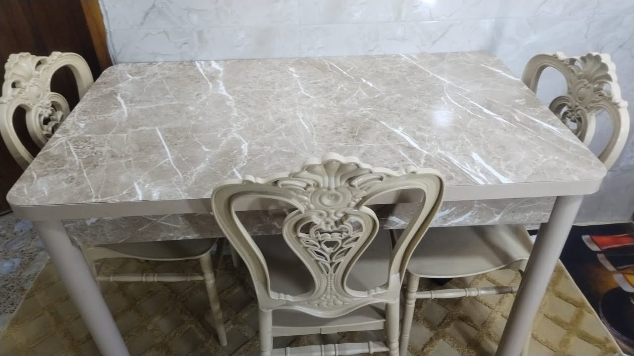 ميز طعام البيع يحتوى عله اربع كراسي ونظافة الميز 100% مكان بغداد العبيدي 
السعر 130 
الرقم والاستفسار ***********
