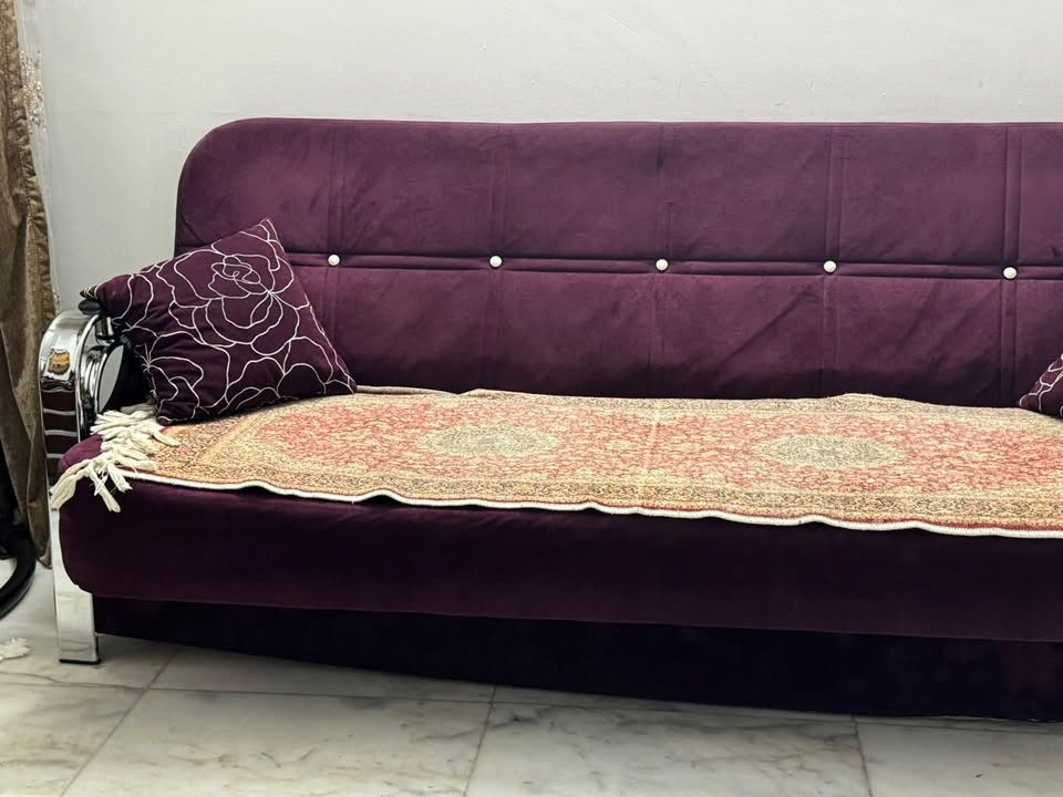 السلام اثاث مستعمل للبيع التخم الاحمر كامل 10 اشخاص ويرهم مخزن ويتحول جربايه تخم اصلي السعر 800 وبي مجال التخم الاخضر 8نفرات السعر 250 وبي مجال الكاونتر كامل السنك مع المحلق مع الكاونتر ومع الاضافه العاموديه ب800 وبي مجال العنوان بغداد اليرموك للاستفسار الاتصال على الرقم ***********
