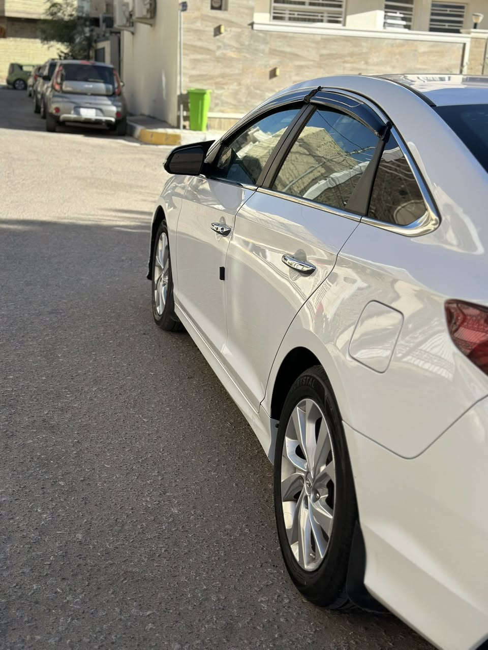 سلام عليكم
سوناتا 2018 وارد امريكي ماشيه 100 ميل 
رقم كربلاء الدولي بسمي  سنويه جديده لل2031
فول موصفات عده الفتحه 
بصمه تشغيل 
بصمه ابواب 
بصمه جنطه 
ثلاثه انضمه قياده 
تحكمات استيرن
 شاشه كبيره +كامره 
تبريد ابيانو ❄️
رادار جانبي 
اشاير بلمري 
كشن كهرباء + تدفئة 
ويل كب ابلاد 
لايت زنون 
بعد مواصفات معروفه 
محرك2400GDi مكفول  من الفتح والتنقيص والبخار
كير مكفول تدفئة +تبريد ثلج ❄️ 
تخم تاير جديد باتري جديد استوني امسويلها ادامه كامله 
حادث السياره بنيدوجاملغات الاماميه بيه اشويه تكشر بلقماره وشويه بلجنطه 
سونار موجود

المكان كربلاء 
***********
السعر 116 اوبيها مجال
