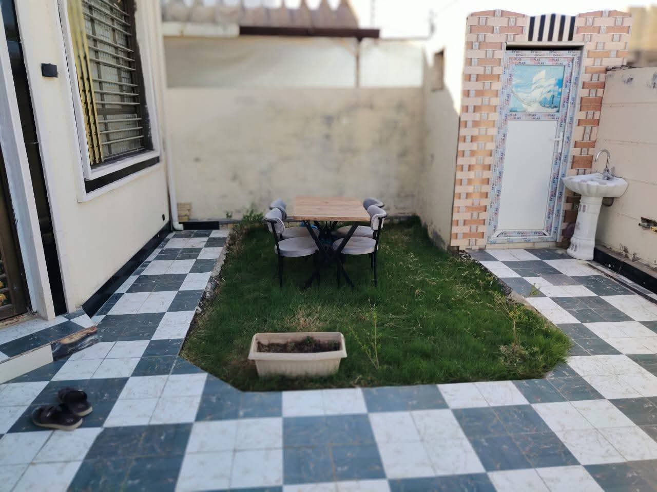 🏡 بيت للبيع – طابو زراعي سند 25
📍 الموقع: قطع حسنين – الشارع الثاني  
🔹 المساحة: 160 م²  
🔹 المساحة في السند: 150 م²  
🔹 البناء: حديث (طابوق وسقف صب كونكريت)  

🏠 يتكون من:
- حديقة  
- كراج سيارة  
- صحيات خارجية  
- مطبخ  
- استقبال  
- صالة  
- منور  
- غرفة نوم  
- مجمع صحيات  

🏠 الطابق الثاني:
- غرفة نوم  
- مجمع صحيات  
- سطح  

💰 السعر: على الخاص  

📞 للاستفسار: ***********  

🏢 مكتب عقار أهالي المسيب  
📍 حي المعلمين الثالثة – قرب جامع محمد الجواد
