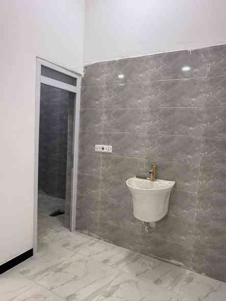 أسعد ألله أوقاتكم بكل خير🌹
اللاستفسار ***********
دار سكن للبيع
شقل درجه أولى
سنة البناء 2025

المساحه 250 م
على شارع 12م تبليط
كافت لخدمات متوفره
منطقه هدوء ومرتبه

نوع العقار طابو زراعي بأسم عراقي سند 25 
تتكاتب وي أبو لأرض مباشرةً

يتكون لبيت
كراج + حديقه
دوانيه
صاله
غرف عدد 3
مطبخ
مناور
صحيات خارجي داخلي

العنوان أبو لخصيب 
طريق سيد حامد قرب مدينه لاندلس سكنيه

سعر لبيت 130 مليون وقابل للتفاوض

اللاستفسار ***********
