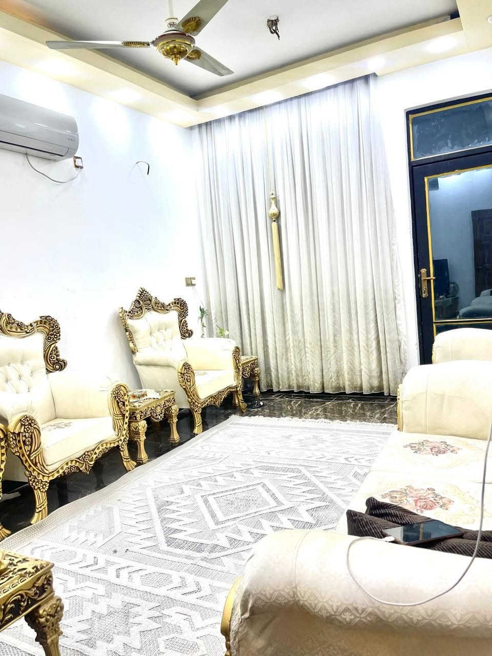 السلام عليكم
بيت للبيع طابو صرف سكني ١٠٠ متر في البلديات حي التراث الطابو بناء جديد درجة اولى كله دكتات وبواري سبالت وغاز دفن الطابق الارضي عبارة عن صالة ومطبخ وصحن الدرج وغرفة نوم وحمام ومنور والطابق الثاني معزول بدرج خارجي ومؤجر والطابق الثالث بيتونة وسطح
وساحبين قرض اسكان عليه الي حاب يشتري ويتحول القرض عليه يتنقص من السعر الكلي ٥٠ مليون ويدفع باقي سعر البيت واذا كاش بدون قرض سعر البيت ١٨٥
للتفاصيل اكثر
***********
