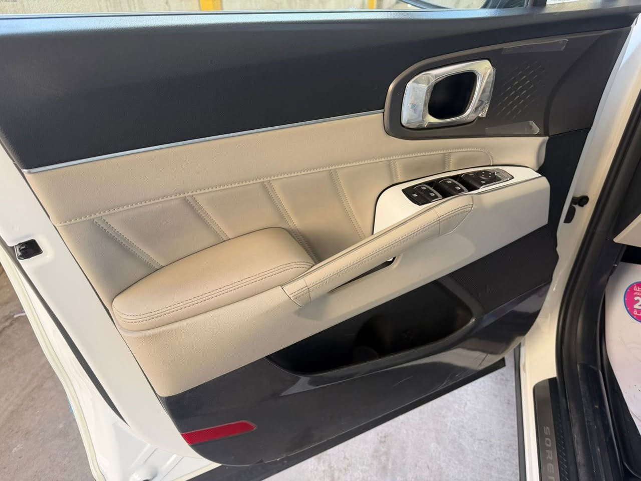 سلام عليكم 
كيا سورنتو موديل 2024 
ماشيه 18000 ضمان الدوليه 
كراسي مخمل بدون بانوراما 
6 سلندر 7 مقاعد سياره خليجي
مكفوله كفاله عامه استلام من الشركه على ايدي 
***********
