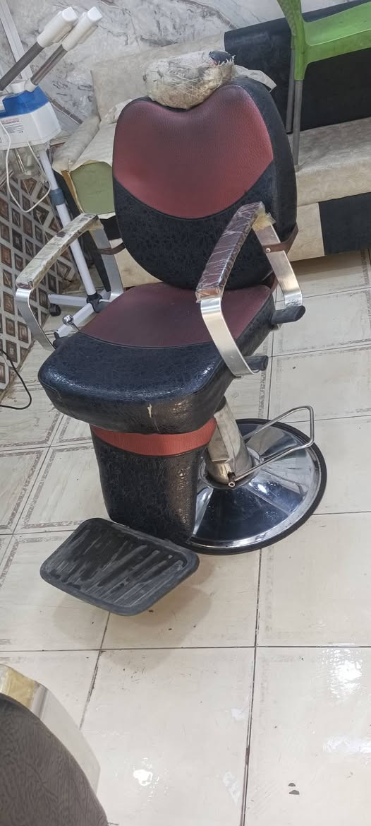 السلام عليكم كرسي حلاقه للبيع مكاني شطره شارع المحكمه القديم محلات ال دفار السعر خاص او إتصال ع رقم ***********
