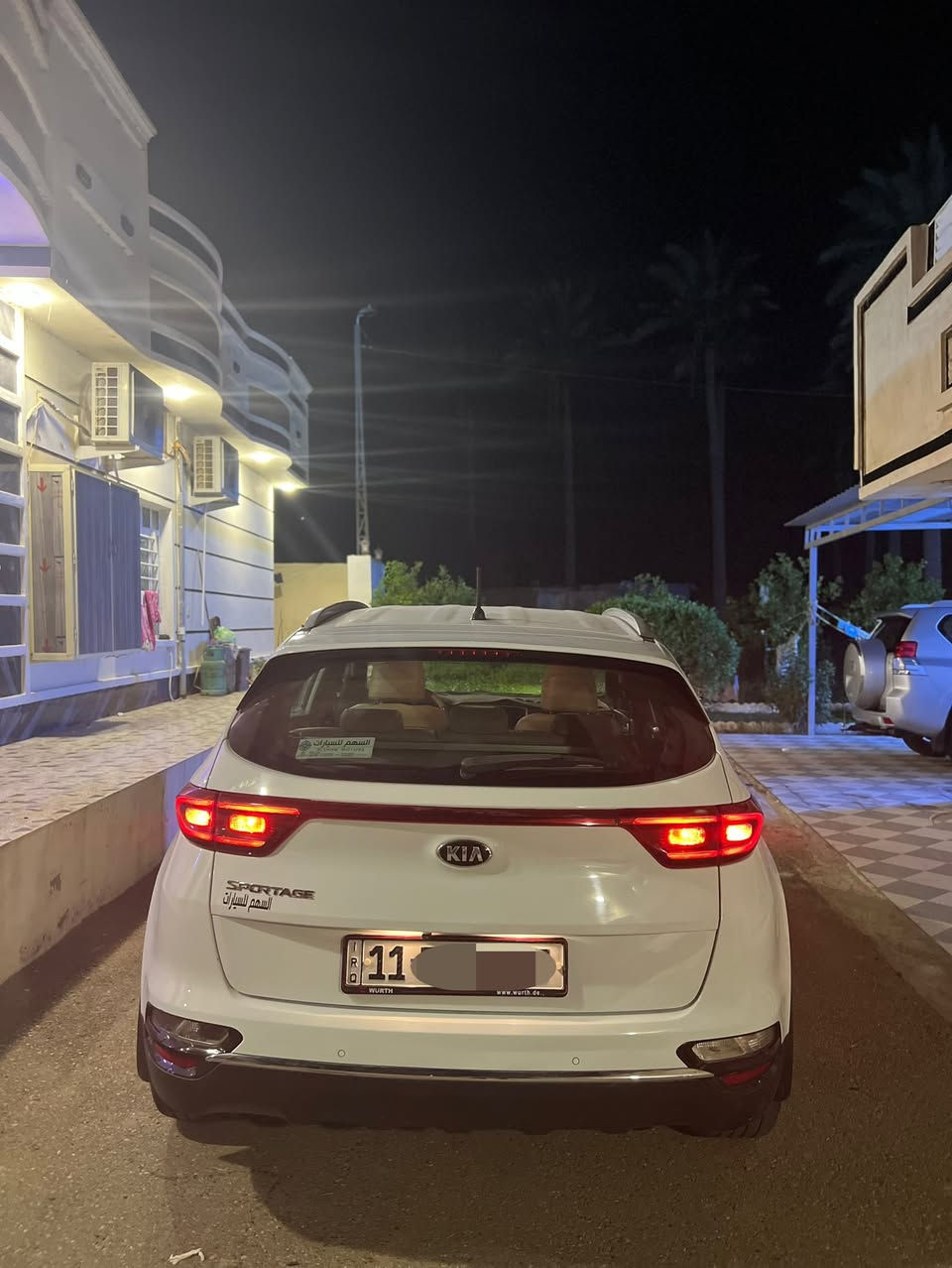 🚗 كيا سبورتج 2019 (شكل 2020) - مواصفات خليجي (نص فول) 🚗
• الرقم: بغداد (الجديد)
• المحرك: 2000 دوش (DOHC)
• المسافة المقطوعة: 88 ألف كم (حقيقي بشرط الفحص)
• الوضعية العامة: سيارة حلوة ومرتبة مال جناي، وجاهزة من كل شيء.
✨ أبرز المواصفات:
• تبريد قطعتين (مركزي).
• 3 أنظمة قيادة (Eco / Sport / Normal).
• تحكمات ستيرن كاملة + بلوتوث.
• داخل بلون مميز (حمصي).
• مرايا شفط (كهربائية) + إشارات بالمرايا.
• إضاءة LED نهارية.
• حساسات أمامية وخلفية.
• بردة خلفية بلادية.
• ومواصفات أخرى عديدة...
🛡️ حالة النظافة (الكفالة):
• السيارة مكفولة كفالة عامة (من الصبغ والبارد).
• تحتوي على "تكحيلات" بسيطة جداً (تقريباً شبر فوق البكلايت الخلفي الأيسر، وشبر ثاني فوق البكلايت الخلفي الأيمن).
• السيارة على الواقع أحلى بهواية من الصور.

مكان السيارة الفلوجة  

للاستفسار *********** و ‭0790 113 5863‬
