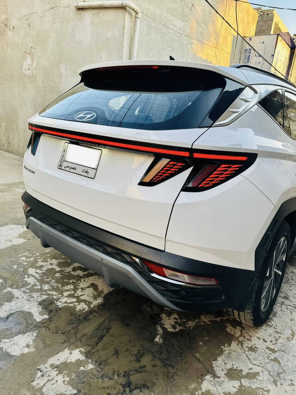 سلام عليكم 

للبيع توكسان خليجي موديل 2023 كفاله عامه 

صبغ وضربه وبارد وتبديل 

رقم بغداد تحويل مباشر 

مواصفات السياره فول 1/1 قماره حديد 
_____________
بصمه تشغيل وابواب 

تشغيل عن بعد 

كشنات كهرباء 

شاشه ابل كار بلي 

كامره خلفيه دواره 

اوتو هولد 

سايد بريك بصمه 

درايف مود 

حساسات امامي خلفي 

لايت امامي دوار مع الستيرن 

بردات ابواب خلفيه 

بك لايت لد 

شاحن لاسلكي 
_____________

مكان السياره بغداد 

السعر 208 وبيه مجال بسيط 

السياره للجناي فقط 

***********
