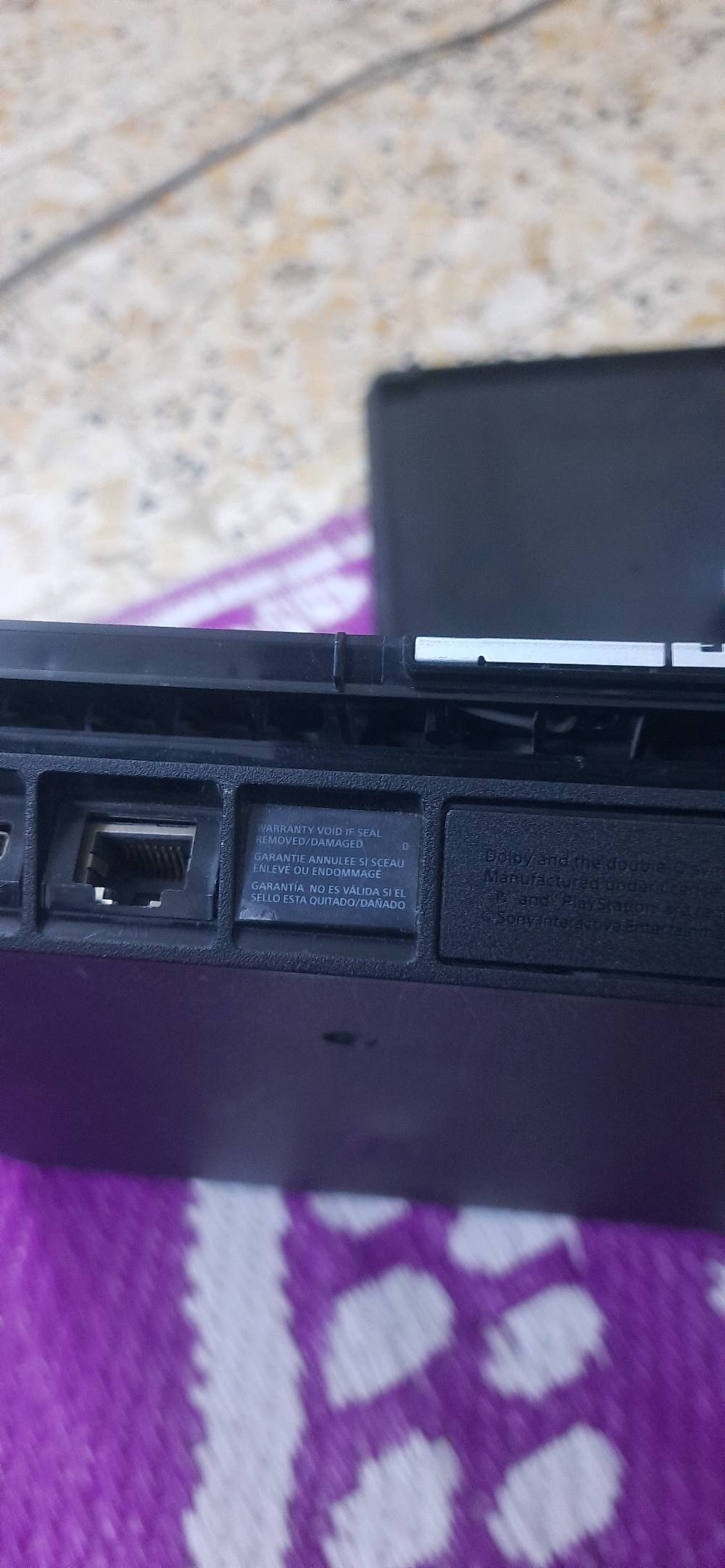 سلام عليكم شباب   ps4 سلم مهكر نظيف جدا وغير مفتوح او داخل صيانه لوك  نظام 12.00 وتكدر شغل اونلاين معه قرص تهكير معه 8لعبات وقرص GTa5 معه 4 يدات بلي معه Ups جديد استخدام جدا قليل سعره330 الف