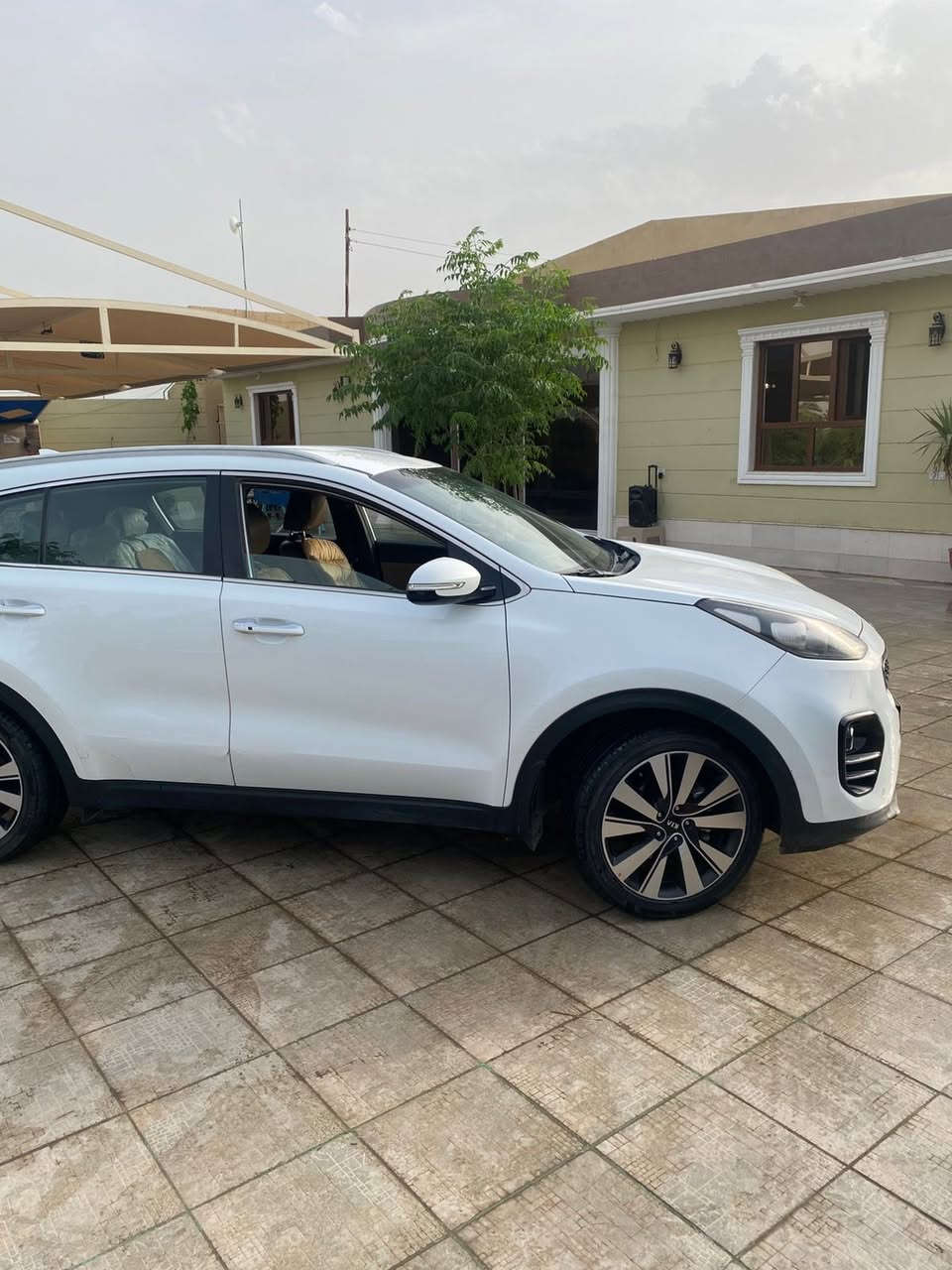 السلام عليكم سبورتج مديل 2017 ماشيه 127 الف حقيقي  للبيع السياره حلوه وخير من الله فول مواصفات عدا البنوراما  بيها شوية صبغ بل دعاميات وبيها رصعه صغيرة بين البابتين  كيرها خير من الله مكينتها مبدل كاركيت شغل شركه وكاله مواصفاتها 
كشنات كهرباء
اوتو هولد 
حساس مطر بل جامع 
بيها ترحيب 
هند بريك بصمه 
3 انضمه قياده 
شاشه اعطال 
شحن لاسلكي 
كشنات جلد ومخمل 
قطعتين تبريد 
تبريد بيانو 
 بصمة ابواب وتشغيل 
اريل تايتفكيشن
 ويل 19 رقم بغداد السياره كلش حلوه وخير من الله ومال جناي واستخدام قليل صار سنتين عندي ومكينتها للامانه جديده وناعمه احسن من المكفوله مكانها بغداد السيديه السعر 185 وبيها مجال 
***********
***********
