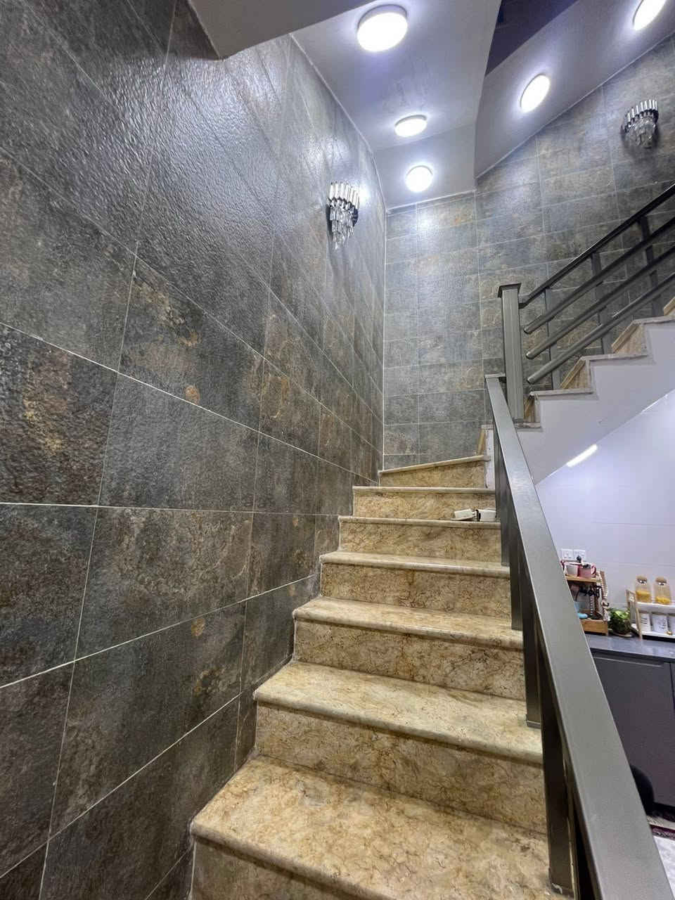 بيت للبيع مقابل جزيرة بغداد السياحية الباب الأولى مساحة ٩٠ متر قريب على الشارع العام يحتوي على ٣ غرف وصالة وحمامين + سطحين للاستفسار الاتصال على الرقم ***********
