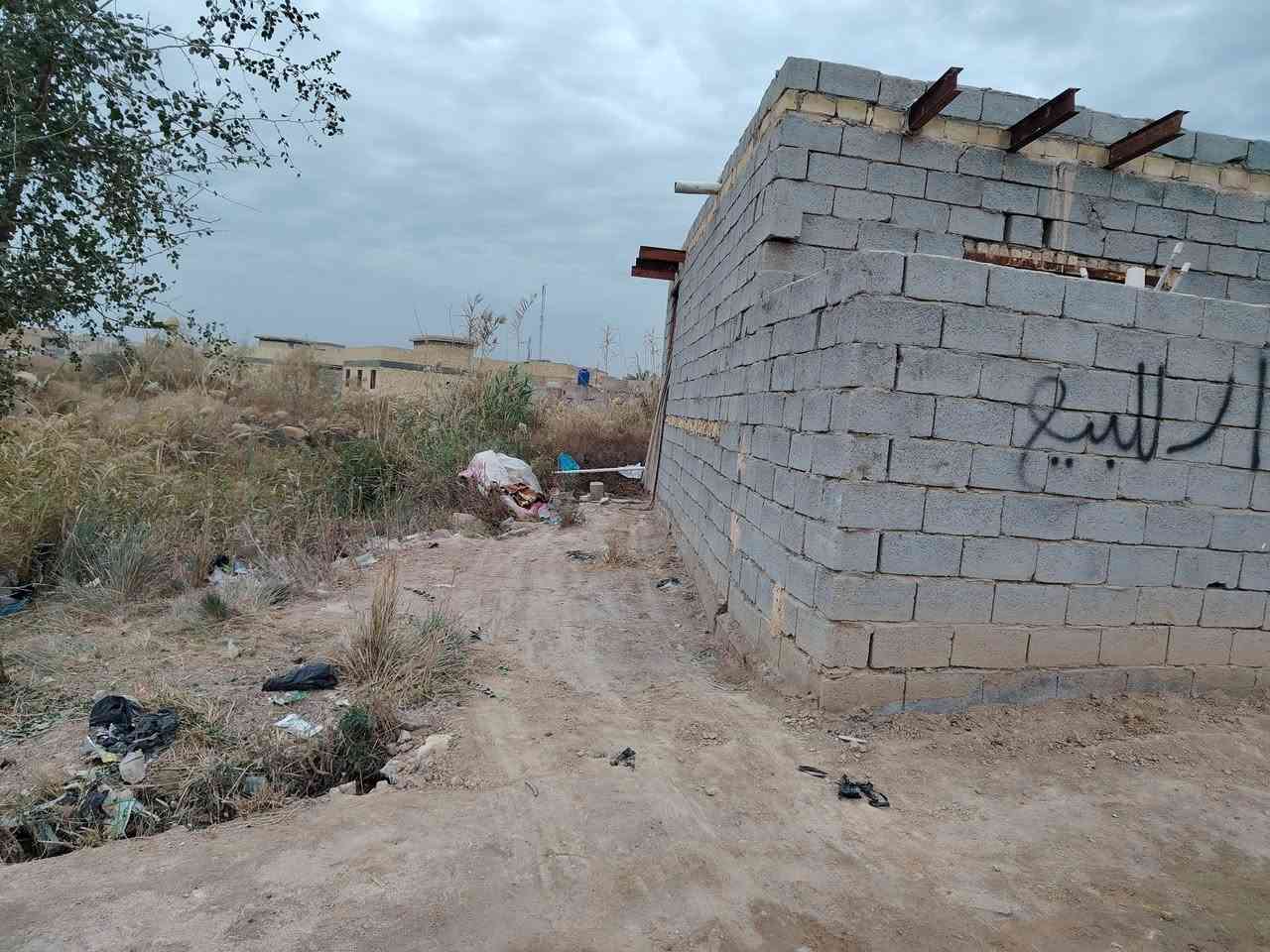 سلام عليكم بيت بحي الشرطه زراعي بنائ 150 متر وياه فضله تابعه اله مكلف بل نشر اتصل عل رقم صاحب البيت ***********
