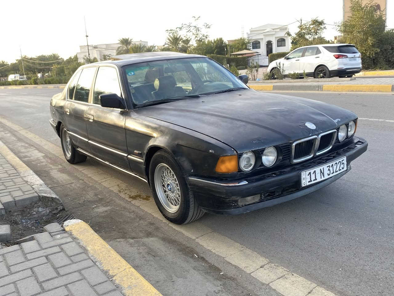 سلام عليكم 
740 اصل تكمه وسنويه 
موديل 93 
بدون حادث ممعره قبل
فتحه سلايد شغال 
داخل جلد كهرباء
حداديه اماميه خلفيه 
تخم تاير جديد وباتري جديد 
مكينه وكير جدد طياره السياره
تبرد شغال وثلاجه 
رقم بغداد سنويه وهزه جديده
السعر 48 وبيها مجال 
مكاني بغداد السيديه
***********
