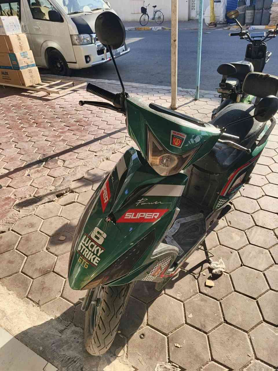 السلام عليكم اعادة نشر 
دراجة سكنس بيها فطر خفيف بالكڤر الامامي والكشن شوفت عينكم ويرادلها فج مال بريك خلفي وبطارياتها تعبانات بين قوسين يتبدلن تمشيك مسافه 5 كيلو على هالوضع يعني مال مشاوير داخل المنطقه تفيد الي عنده شغل يروح ويرجع بيها لازم يخلي على نمره واحد وعلى كيفه وي السكليتر مو يقبط حتى تصير اقتصادية بالصرف 
كهربائية كلها شغاله لايتات واشاير وهورن وحتى شاحنة usb شغالة والله العظيم كل الحجيتة موجود بيها مامجذب ب ولا حرف 
رايدها بيع فقططط بدون مراوس حبايب فقط بيع وتوصيل ماعدي تجي تشوفها بعينك وتاخذها بالكية التجيبها
🩵 مكاني بغداد المدائن وسعر بلاش والله علما سعر الجديدة 550 الف 
معلومه سعر البطاريات 250 الف يطلعن لان بطارياتها مسطرة عالي 32 امبير ونلي 
وياها سويج فقط وشاحنتها وزوج مرايات مال الولد الاخذتها منه بقن بيها واسف على الاطالة حبيت اوضح كلشي حتى الماعنده خبرة بيهن ياخذها على الحجي الكاتبة وماينغش مثل البعض حشى الزينين 
واتس اب عندي او رمش بكيفك 
***********
