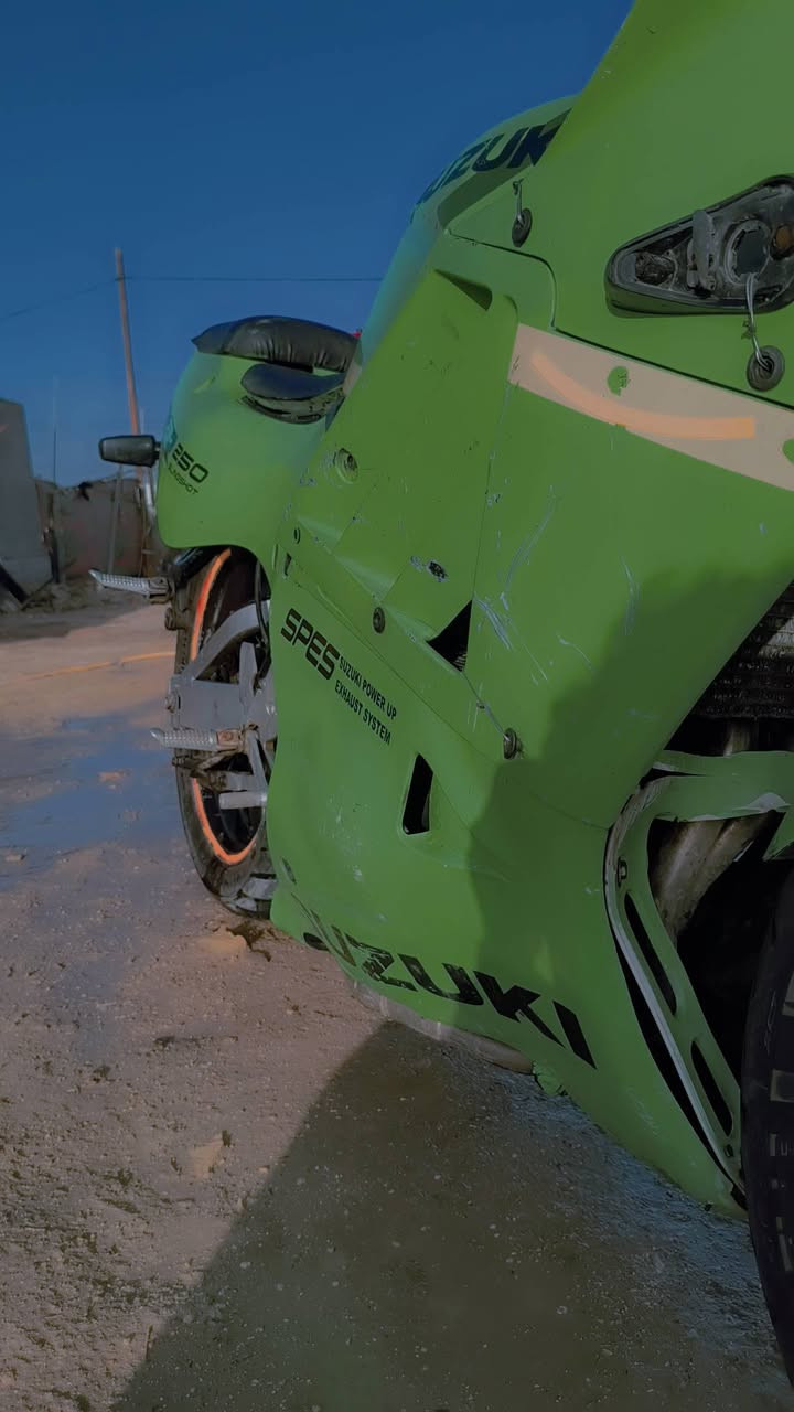 السلام عليكم دراجه جكسرموديل 2000
دراجه حلوه مرتبه بس بيهه نواقص بصيطه تلحيضات بكفر وتنضيف كابريته نقص بطيخه مال لكزوز فقط امه علا مكينه مرتبه مكينه 250سيسي سعر بلاش والله 850بيهه مجال لشراي ***********
