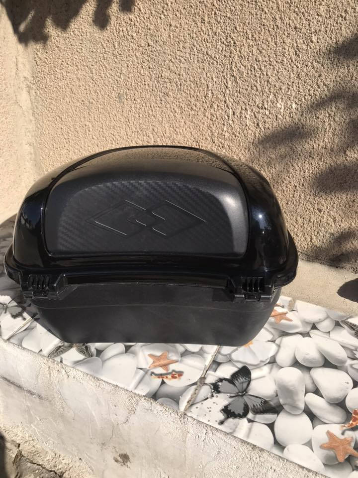 سلام عليكم صندوكً دراجه جوكر يرهم جميع الدراجات جديد ما صار سبوع اشتريته بس صار فطر من فوك صغير كلش حطيت عليه شي وصار هيج جديد فد مره قفايص راسطات كامل مفتاح نستختينً تجوه ضهر سعره 20الف مكاني قادسيه الثانيه***********
