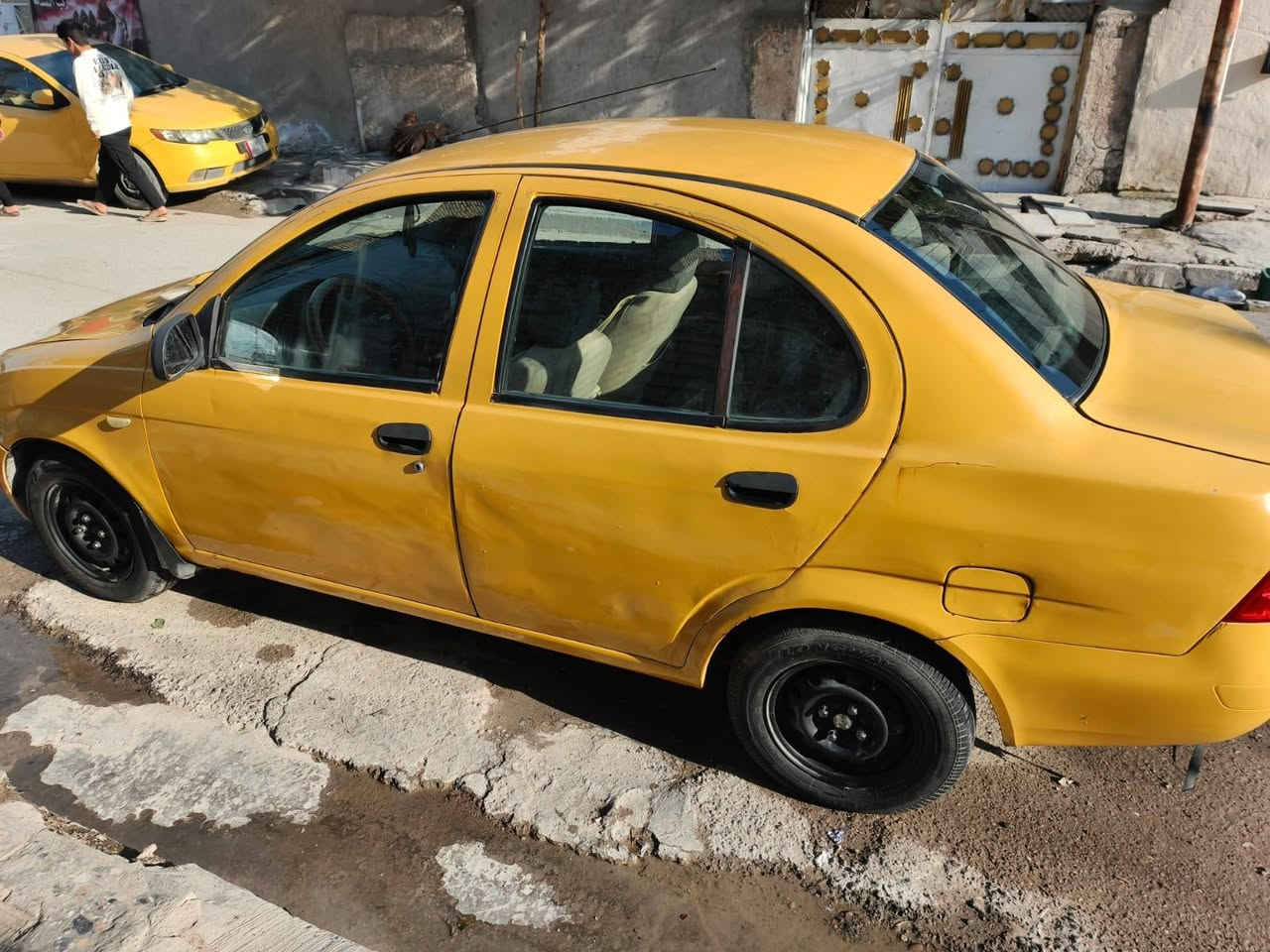 السلام عليكم  سياره طيبه للبيع موديل ١٥
السياره بيهه ضربه من وره بجاملغات والصندوك ومصلحات بس ضربه خفيه ماواصله التكم وماواصله الحوض مال صندوك 
السياره خير من الله مكينه وكير تبريد كهربائيات خير من الله
وبيهه طخه بصفحه عكس السايق موضحه بل صور 
السياره رقمهه بغداد انكليزي بسمي بعدني مامستلم الوحات 
مصفره هيئه وغرامات السعر ٢٨ وبيهه مجال مكاني بغداد البلديات للستفسار متواجد خاص ورقمي ***********
