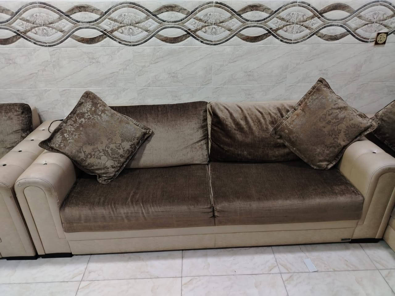 السلام عليكم ورحمة الله وبركاتة ديوان طخم للبيع السعر 250وبيه مجال عنوان موصل حي البكر قرب مطعم بيت جدي للاستفسار *********** @إشارة
