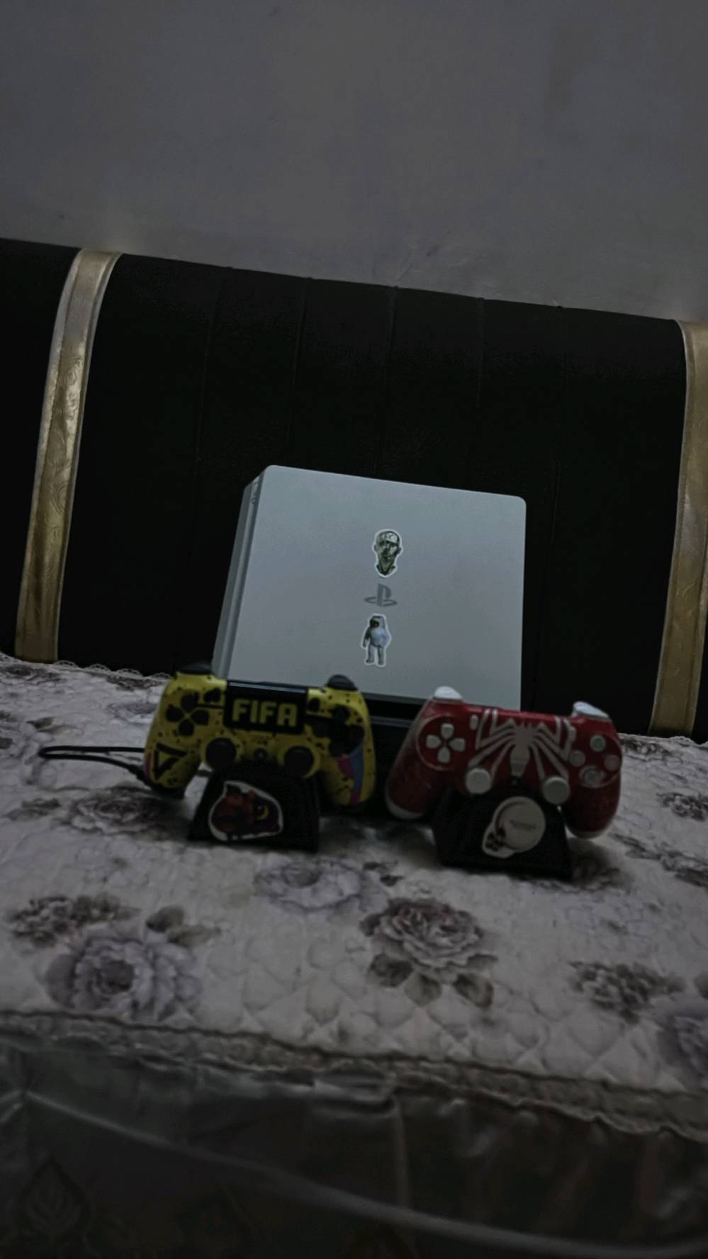 بلي 4 سلم نظام 12.52 مهكر بي مكتبه اشتراك غير محدود تكدر تنزل اي لعبه من العاب بلي فور وبلي و 2 ومنزل بيه اني 15 لعبة كلهن قويات يجي ويا يدة اصلي وتجاري و قاعدة تهوية وكيبورد وماوس
بلي نظافة فول مستعمل 6 اشهر بين حلال والحرام تكدر تحقق من ساعات العب من الهارد 


مكاني ديوانية ناحية نفر يتوفر توصيل داخل عفج او ديوانية